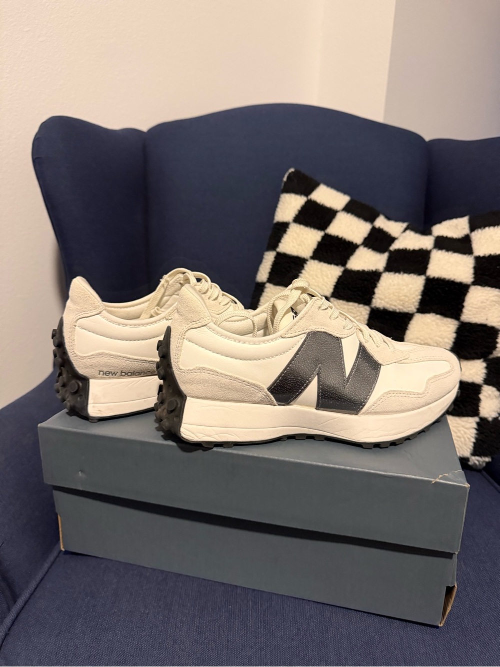 New Balance Women's White & Gray 327 Retro Runner Sneakers